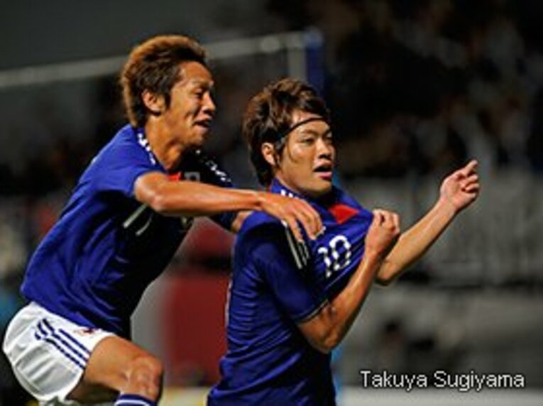 マレーシア戦でゴールを決めて喜ぶ東に、アシストした清武が駆け寄る