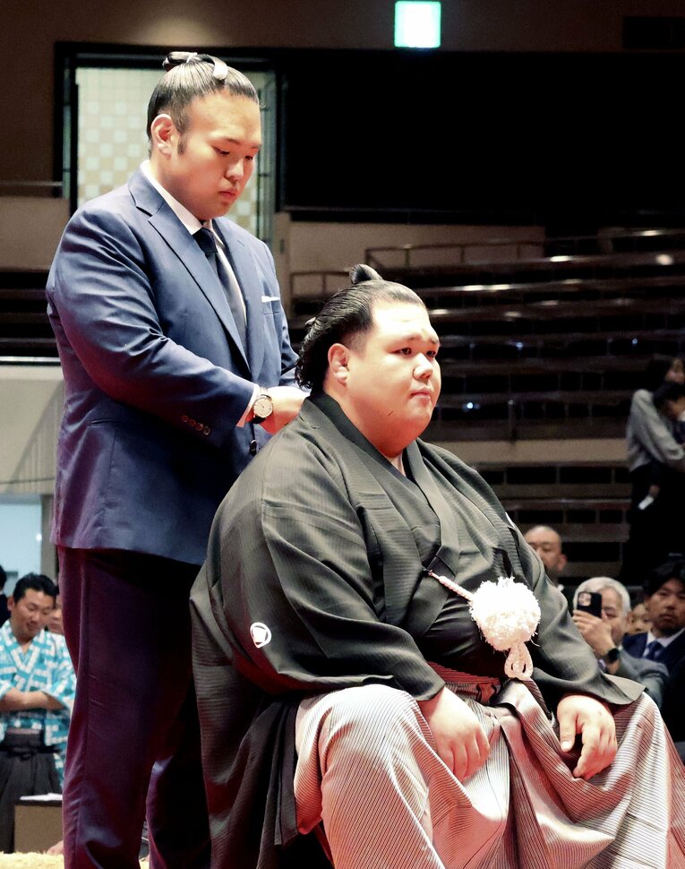 断髪式で盟友である湊川親方（左、元大関・貴景勝）からはさみを入れられる元小結・阿武咲　©︎KYODO