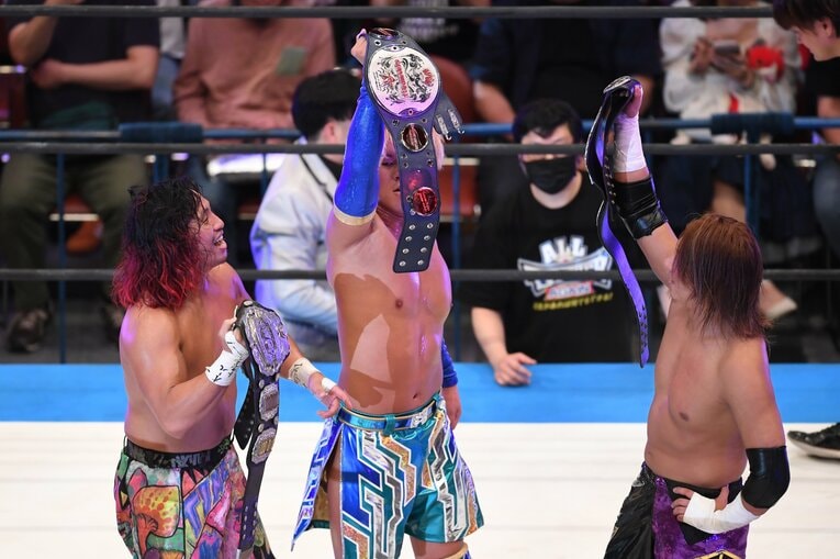 各団体のジュニアヘビー級のベルトを掲げる高橋ヒロム（新日本）、青柳亮生（全日本）、HAYATA（NOAH）