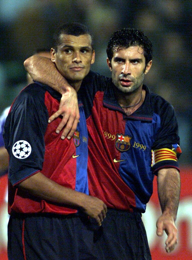 バルセロナではキャプテンも務めたフィーゴ（左はブラジル代表MFリバウド）©️REUTERS/AFLO