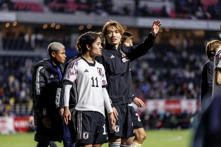 試合後、板倉と言葉をかわす久保　©︎Kiichi Matsumoto/JMPA