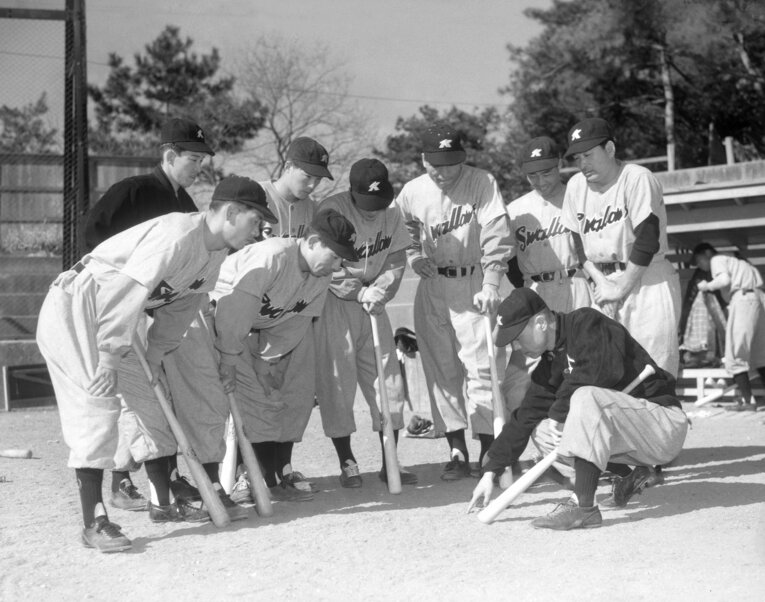 「国鉄スワローズ」は1950年に球団創立（写真は1953年ごろ）。胸にはSwallowsの文字　©KYODO