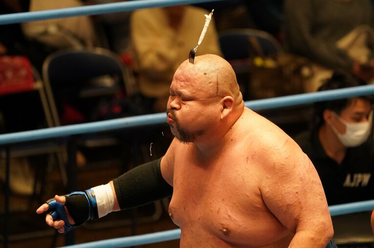 頭にフォークが突き刺さったアブドーラ・小林の姿は、「痛いのがプロレス」という言葉をまさに体現している（写真をクリックすると「この記事の写真」に飛びます。過激な写真を含みますのでご注意ください）