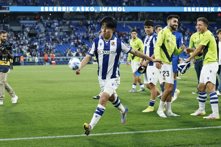 「久保建英が子供ファンにユニホームを」日本代表招集前のホーム最終戦で監督と別れ…5季連続欧州カップ戦は「ソシエダでの奇跡的な時」だった(15)