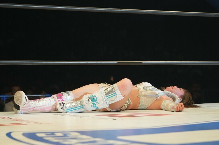 仰向けにリングに寝転び、呆然とする岩谷麻優　©Essei Hara