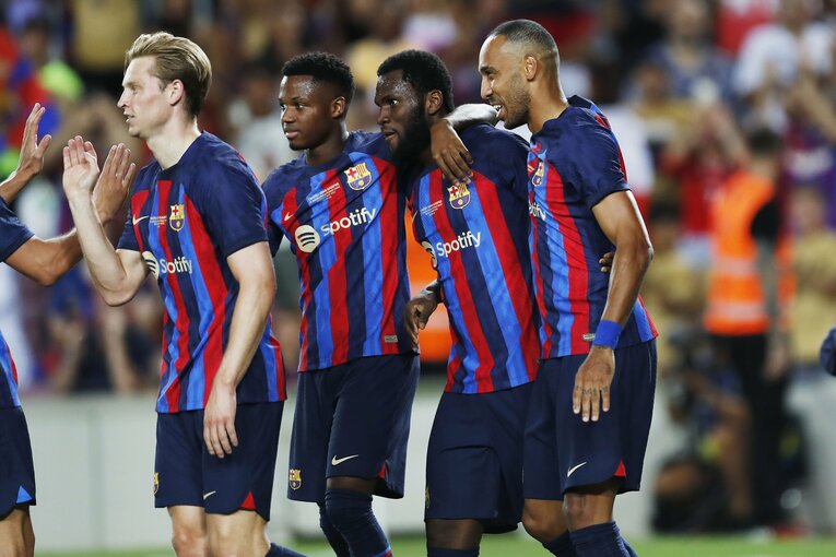 “財政難なのに大補強”バルサを激写　誹謗中傷されたデヨンクへの拍手、33歳レバンドフスキが作る深みとは〈次戦は久保建英ソシエダ〉(11)