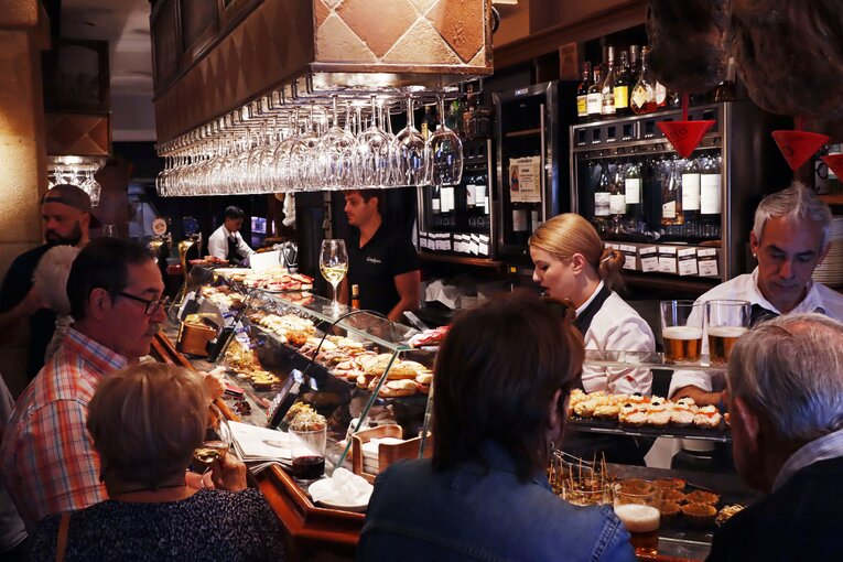 「KUBOコール」や「武房、シャツくれませんか」日本語メッセージの少年、猛プレスに感謝のハグ…“久保建英リーガ100戦目の進化”を撮った(42)