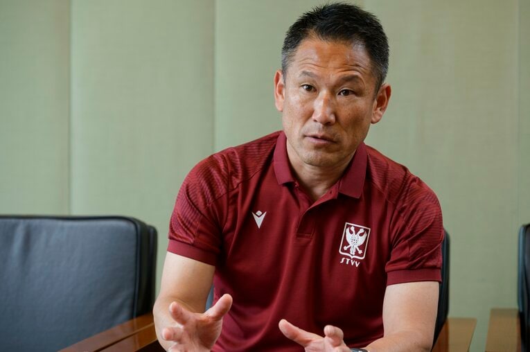 高野剛さん。ベルギー1部・シントトロイデンでアカデミー部門責任者を務める　©Hirofumi Kamaya