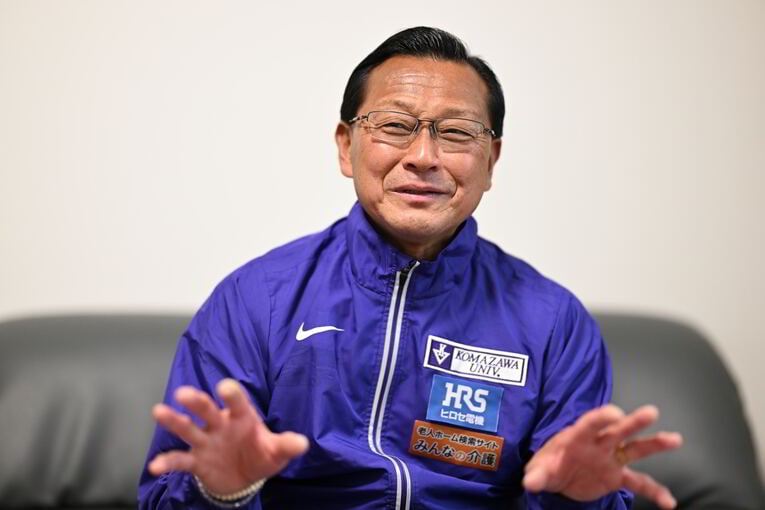 インタビューに答える大八木弘明総監督　©Keiji Ishikawa