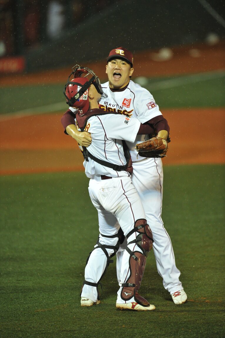 嶋基宏と抱き合う田中将大（2013年）©︎Hideki Sugiyama