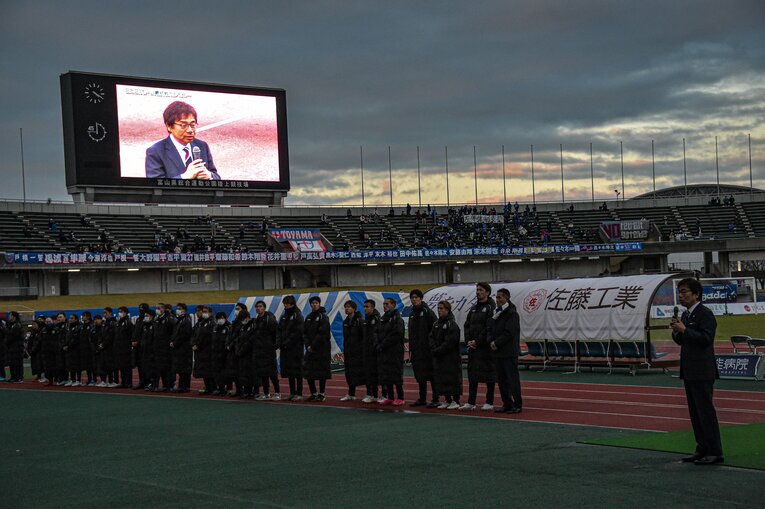 2021年の最終節。就任初年度の左伴社長の挨拶　©Tetsuichi Utsunomiya