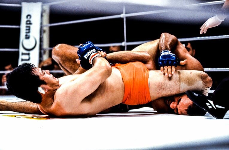 7月の「PRIDE.6」でエベンゼール・フォンテス・ブラガに得意の腕ひしぎ十字固めを極める桜庭