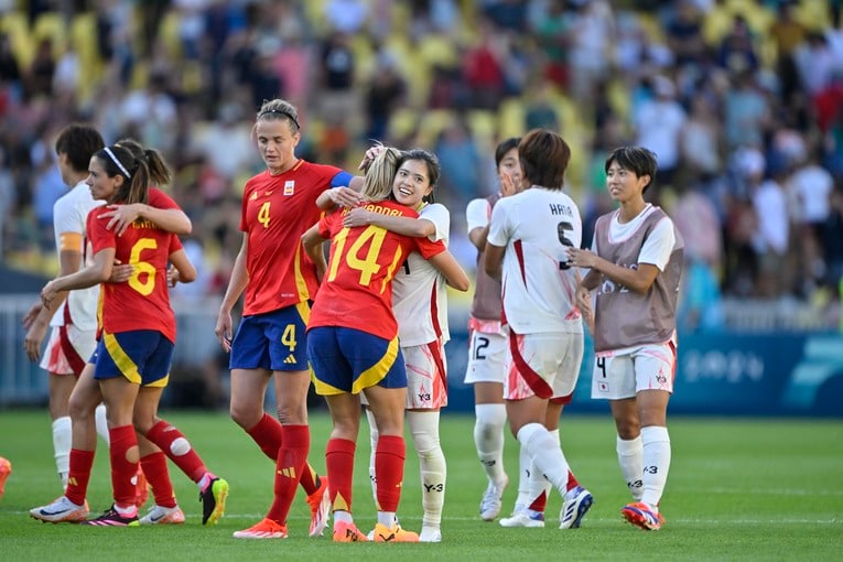 長谷川唯とスペイン選手の“親愛ハグ”（全4枚中の4枚目） ©Takuya Nakachi/JMPA
