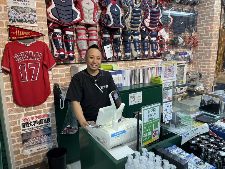 野球専門店・ベースマン立川店のカリスマ店長、星徹弥さん。「2.0超えの野球用具視力を持つ男」の異名を持つ