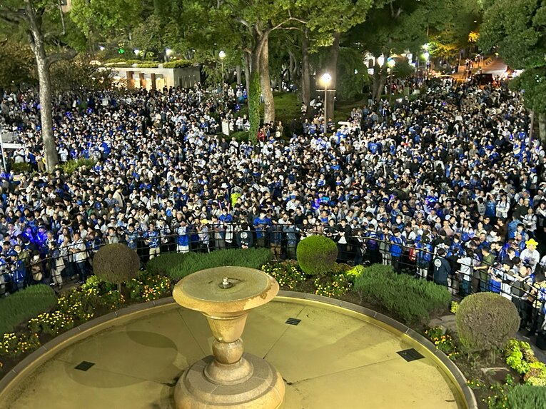 球場外の様子　©Kou Hiroo