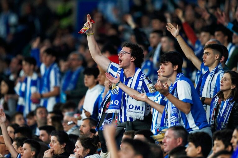 「久保建英がスペイン紙の一面に！」子供サポ「タケが決めるよ」予言通りマドリーを圧倒“ソシエダの熱狂”は翌日も…カメラマンは見た(22)