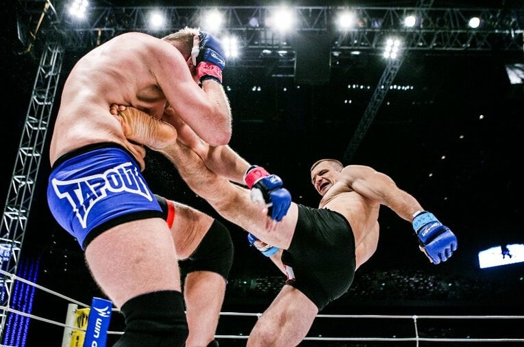 2006年9月10日、PRIDE無差別級グランプリ決勝でジョシュ・バーネットに強烈なミドルキックを突き刺すミルコ・クロコップ　©Susumu Nagao