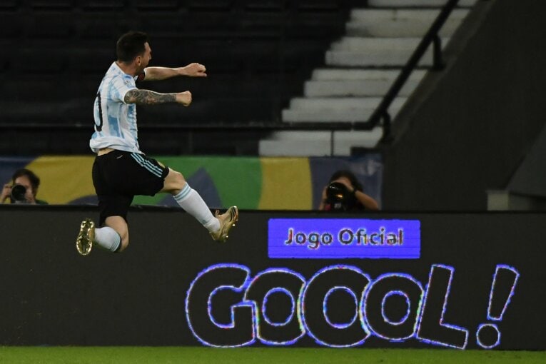 直接FKから鮮やかな一撃を決めて大喜びのメッシ©Getty Images