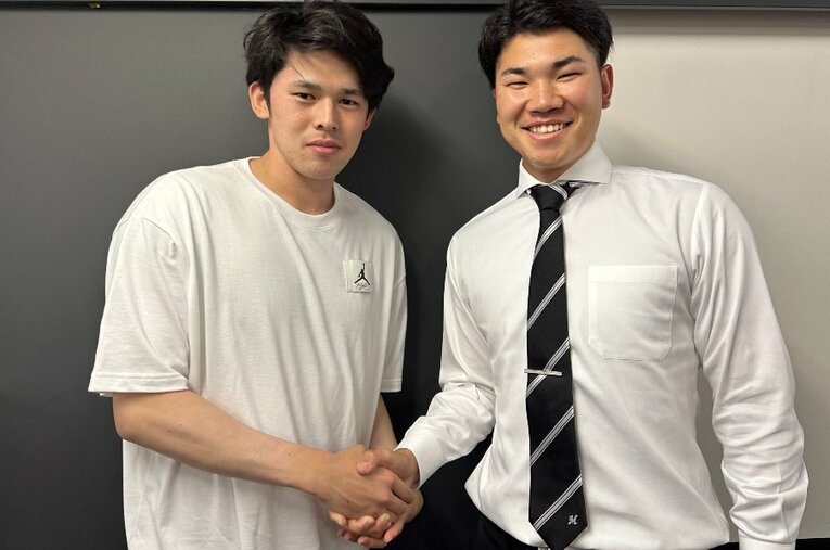 巨人へのトレードが決まった小沼健太（右）。よく食事を共にしていたという佐々木朗希は先輩にエールを送った ／ photograph by Chiba Lotte Marines