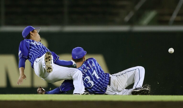 4月の阪神戦、阪神・原口の飛球を追い、接触した大和（左）と柴田（右）　©KYODO