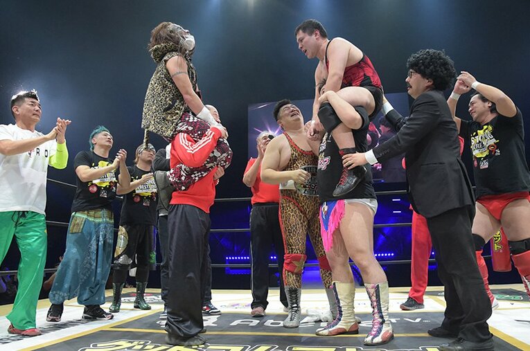 メインを終えて肩車されるDJニラ（写真左）とアントーニオ本多、彼らを讃えるマッスル坂井（中央）。彼らにしか作ることのできない空間だった。 ／ photograph by Norihiro Hashimoto