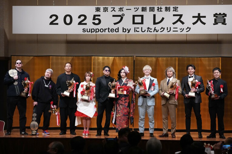 1月7日のプロレス大賞授賞式。記念写真撮影に並んだMVPの上谷沙弥ら　©Essei Hara