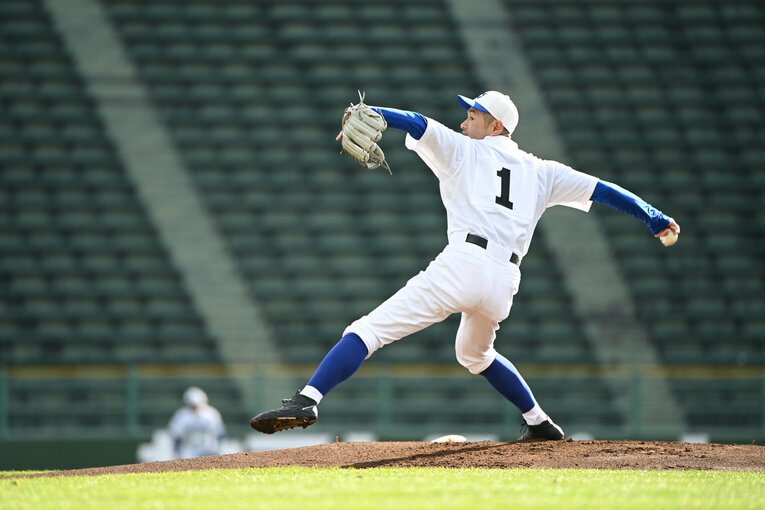 女子高校選抜との試合にて投球するイチローさん