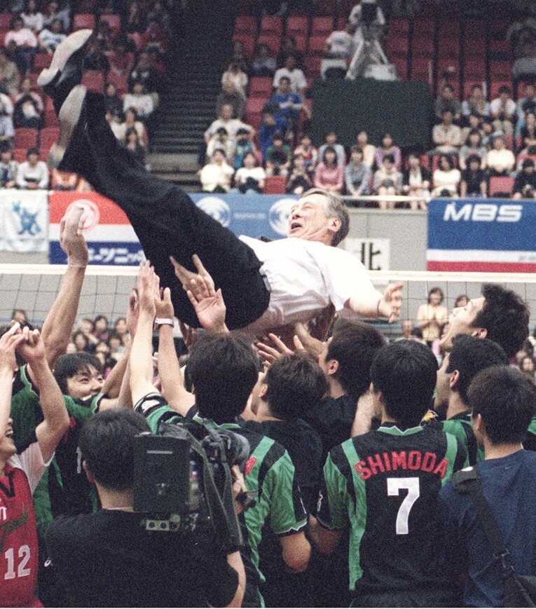 黒鷲旗で初タイトルを獲得し、胴上げされるパルシン（2001年）　©KYODO