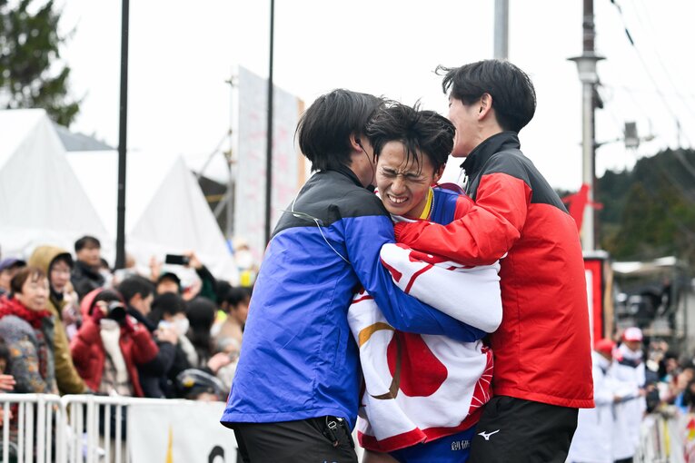 ゴール後、チームの仲間に支えられる吉田。東海大の環境では燻ぶってしまった気持ちを受け止めてもらえたようだった　©︎Nanae Suzuki