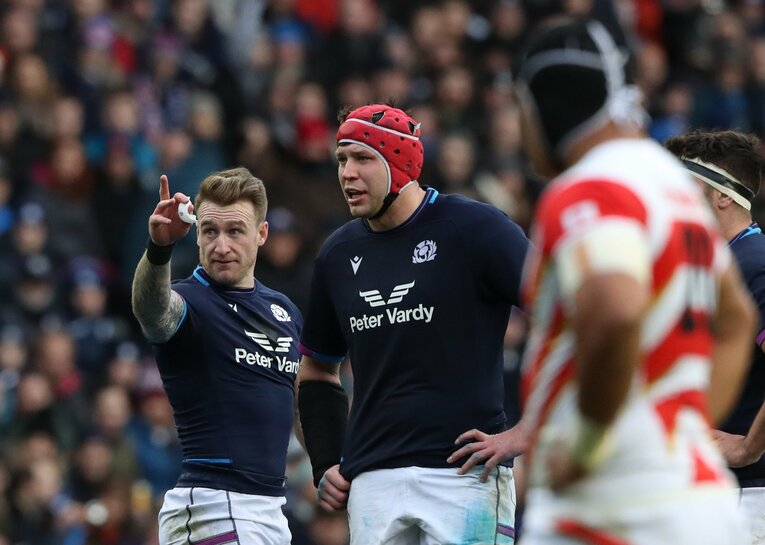 ペナルティーキックを支持するFBスチュワート・ホッグ（左）　©︎Reuters/AFLO