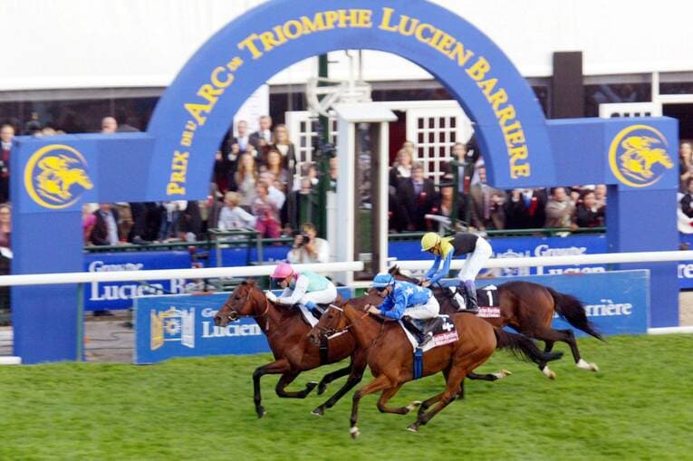 まさかの3位入線（後に失格）となったディープインパクト　©AFLO