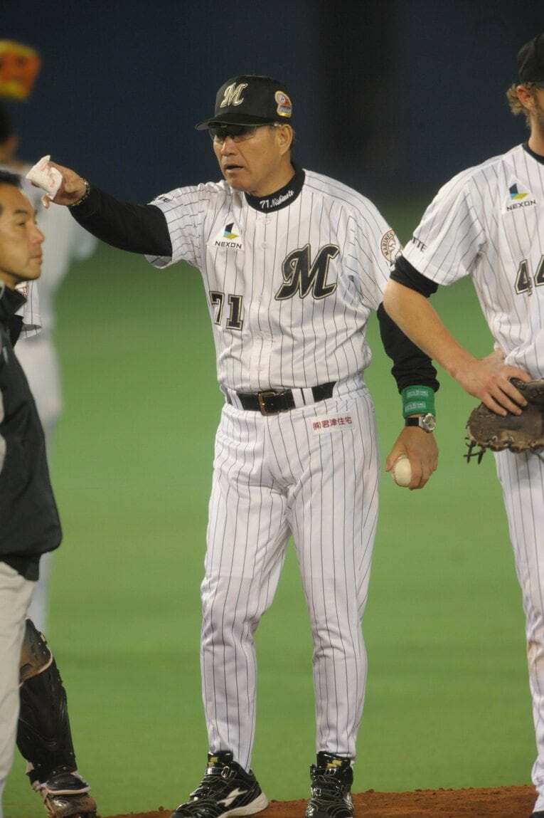 ロッテコーチ時代（2010年～12年シーズン）　©BUNGEISHUNJU