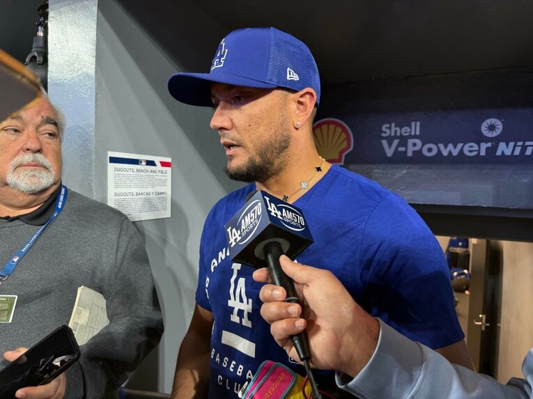 【テレビに映らないドジャース＆大谷写真】父逝去翌日の試合前に取材に応じるロハス（写真は右に続きます）　©Naoyuki Yanagihara