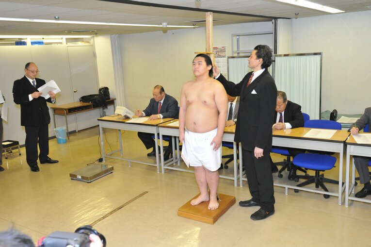 実際の新弟子検査の様子（2011年）©JMPA