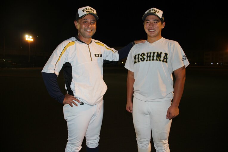 新入生当時のエピソードを教えてくれた稲木監督（左）©Yu Takagi