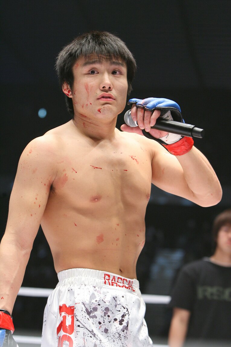 2008年3月、『戦極 〜第一陣〜』でTKO勝ちをおさめ、返り血を浴びたままマイクパフォーマンス