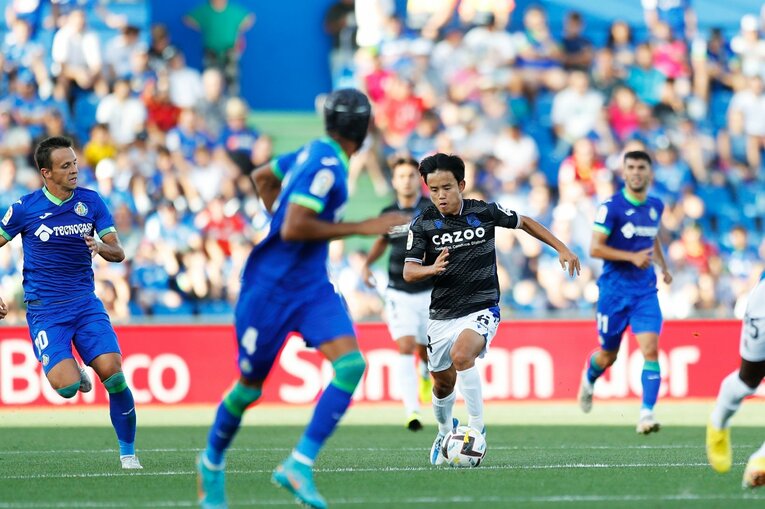 久保建英は「シルバらと共存・連動」が今のソシエダで最適解か　マンU戦勝利から中2日→“トップ下で迷った”古巣戦を撮って気づいたこと(27)