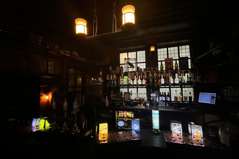 ロンドンの老舗パブ「Ye Olde Cheshire Cheese」　©Masashi Hara