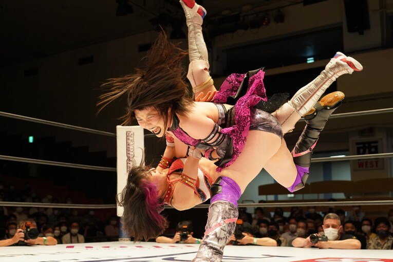 “女子高生でヒールで双子”スターダム吏南が語った木村花への思い「花さんがいなかったら、プロレスをやめていた」《特別グラビア》(30)