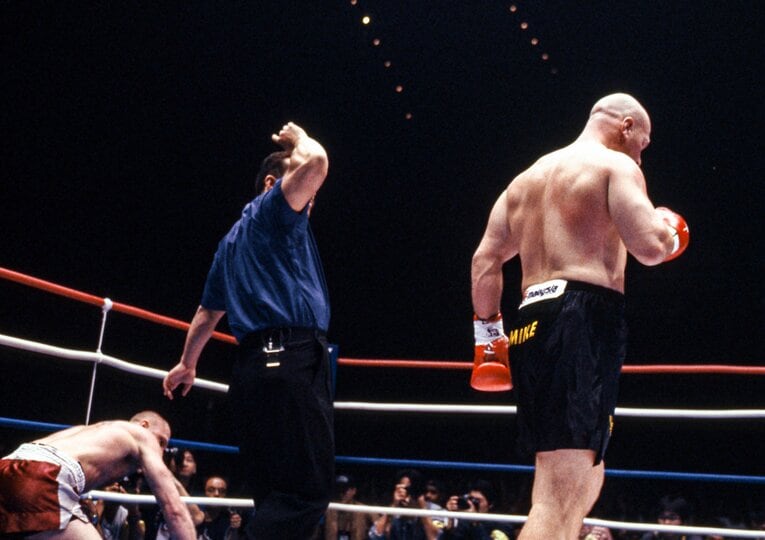 ユルゲン・クルトを右フック一発でKOしたベルナルド　©Susumu Nagao