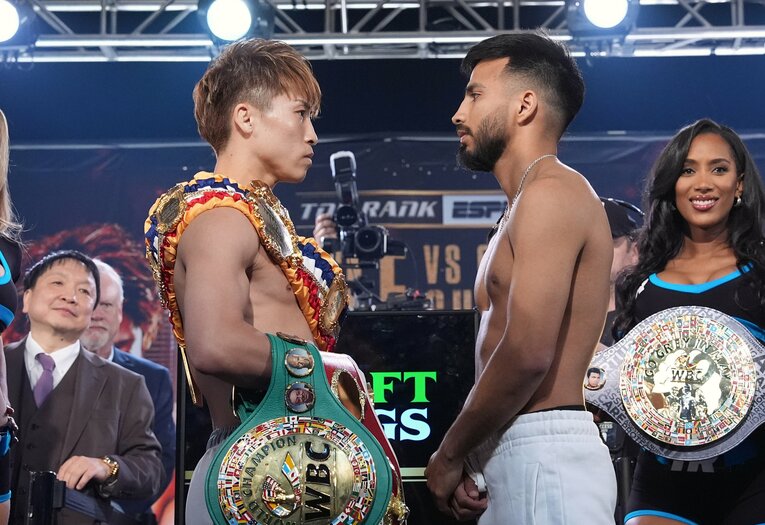 試合前日の計量で顔を合わせた井上尚弥とラモン・カルデナス　©Naoki Fukuda