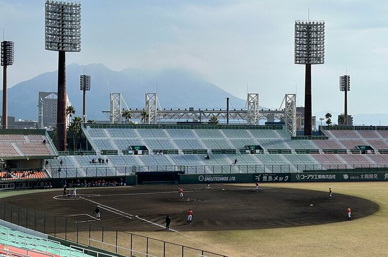 雄大にそびえる桜島。鹿児島の地で行われた「薩摩おいどんカップ」が興味深い内容だった ／ photograph by Kou Hiroo