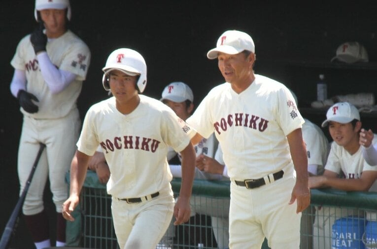 【東大・京大合格者も…東筑高校とは？】東筑の前監督、青野浩彦。ピンチの時こそ観察眼を発揮し、とっておきの一言で選手の背中を押す（2019年撮影）　©Yuki Kashimoto