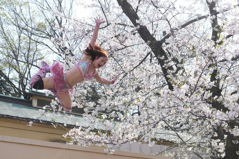 桜の木まで飛び上がってダイブする南小桃　©Essei Hara