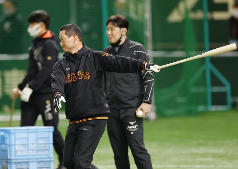 キャンプ初日から投手陣へのノックを披露した桑田コーチ。異例の“人事”に各スポーツ紙から熱視線が送られた　©KYODO