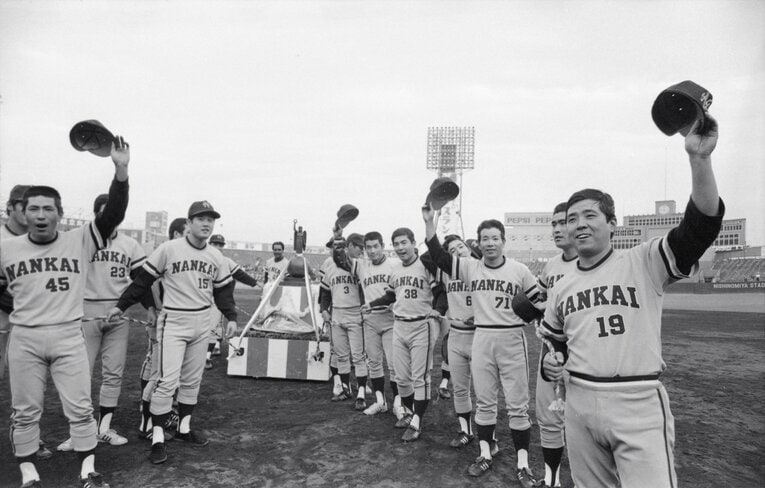 1954年のテスト入団から1977年まで南海に在籍した野村克也（一番右）　©JIJI PRESS
