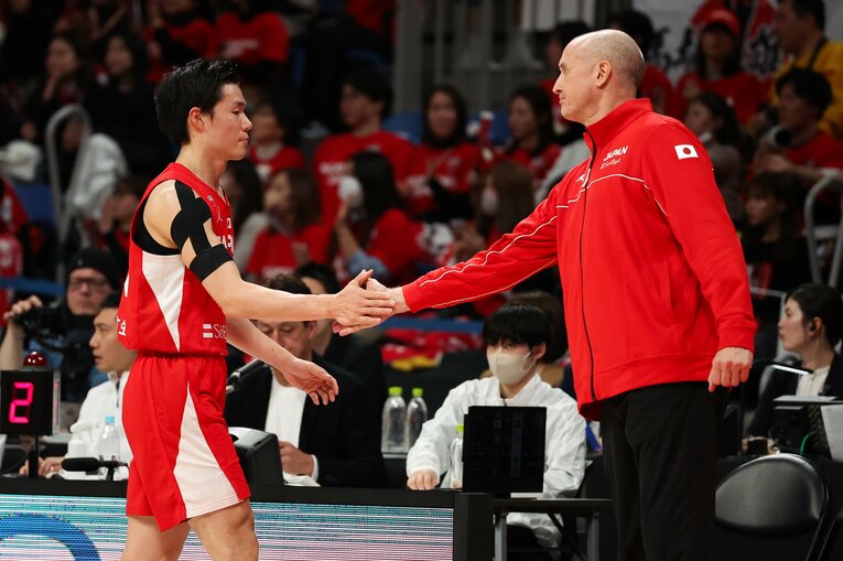 馬場を労うホーバスHC　©︎Takashi Aoyama/Getty Images