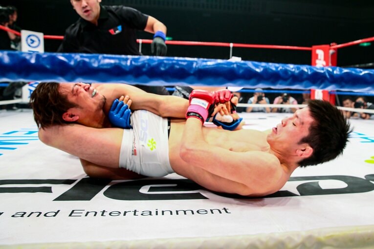 2013年12月31日、TOSHIに腕ひしぎ三角固めで一本勝ち。試合時間は49秒だった　©Susumu Nagao