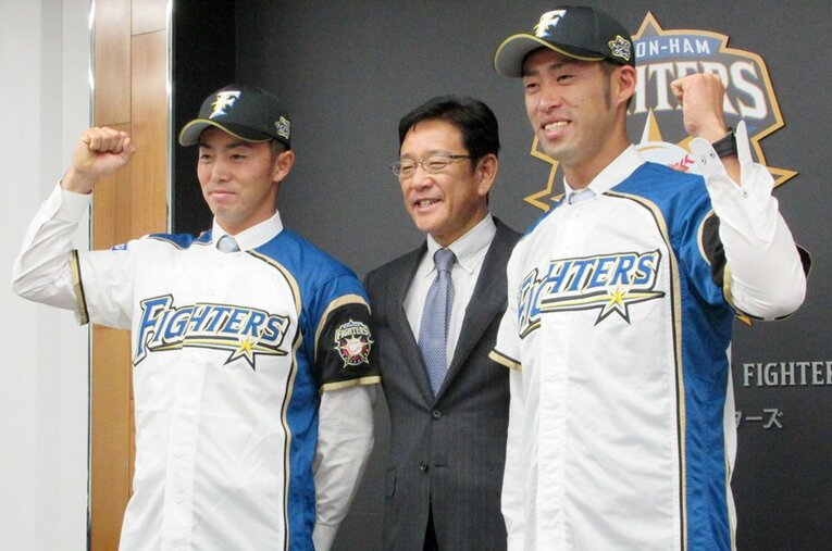 2018年12月11日、秋吉亮（右）と共に2対2の交換トレードでヤクルトから日本ハムに移籍した谷内亮太 ／ photograph by JIJI PRESS