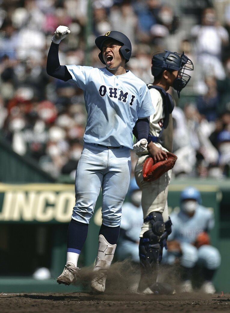 11回裏、サヨナラ3ランを放ちガッツポーズする近江・大橋 ©KYODO